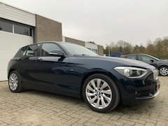 BMW 1-serie - 116i Urban Line NAP NWE APK Airco Groot NAVI Trekhaak Cruise Control