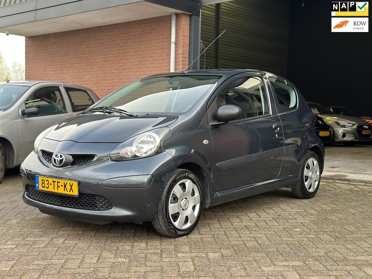 Toyota Aygo - 1.0-12V LAGE KM!! DEALER OH!! NAP + BOEKJES!! - AutoWereld.nl