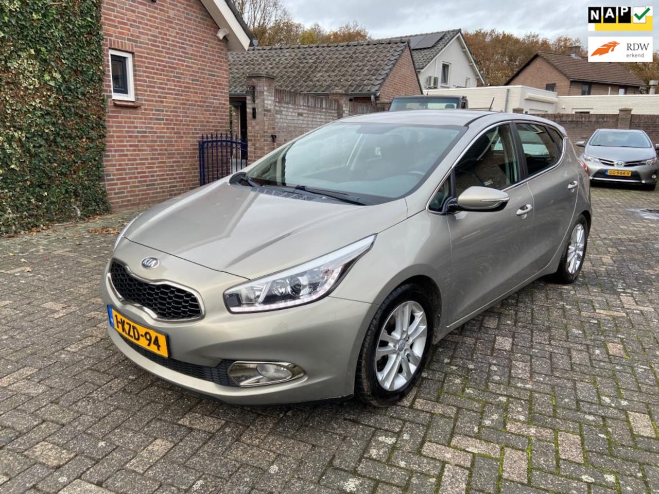 Kia Cee'd - 1.6 GDI 20th Anniversary 5 drs airco trekhaak 155487 km nap - AutoWereld.nl