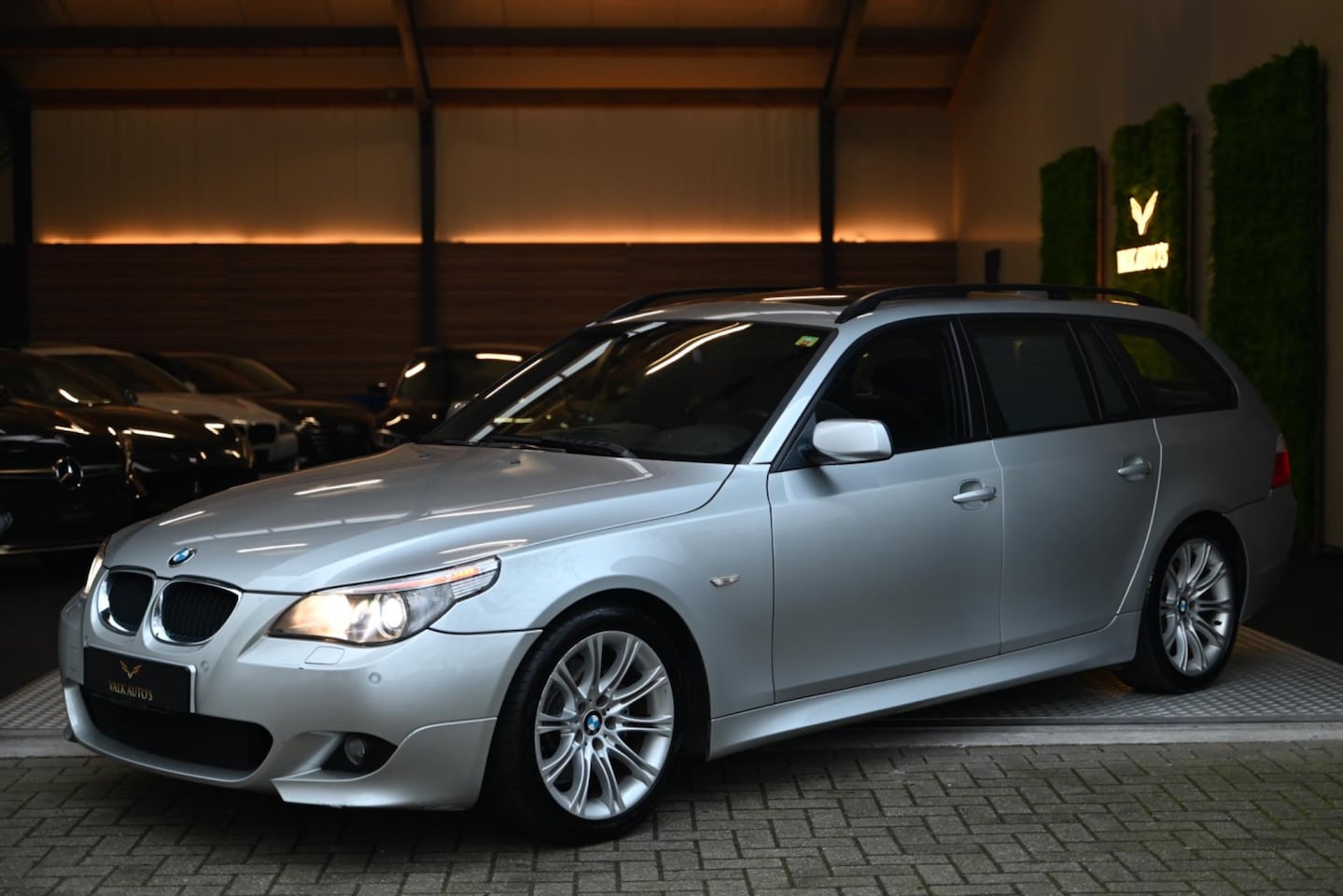 BMW 5-serie Touring - 530i - M-Pakket - Leer - Stoelverwarming - Xenon - Panoramadak - Climate Control - Parkeer - AutoWereld.nl