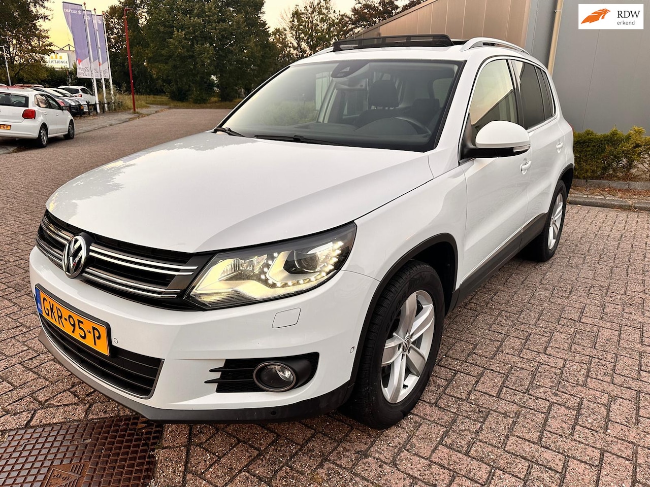 Volkswagen Tiguan - 2.0 TDI Sport&Style 4Motion DSG pano keyles Nav laan assist vol NW APK - AutoWereld.nl