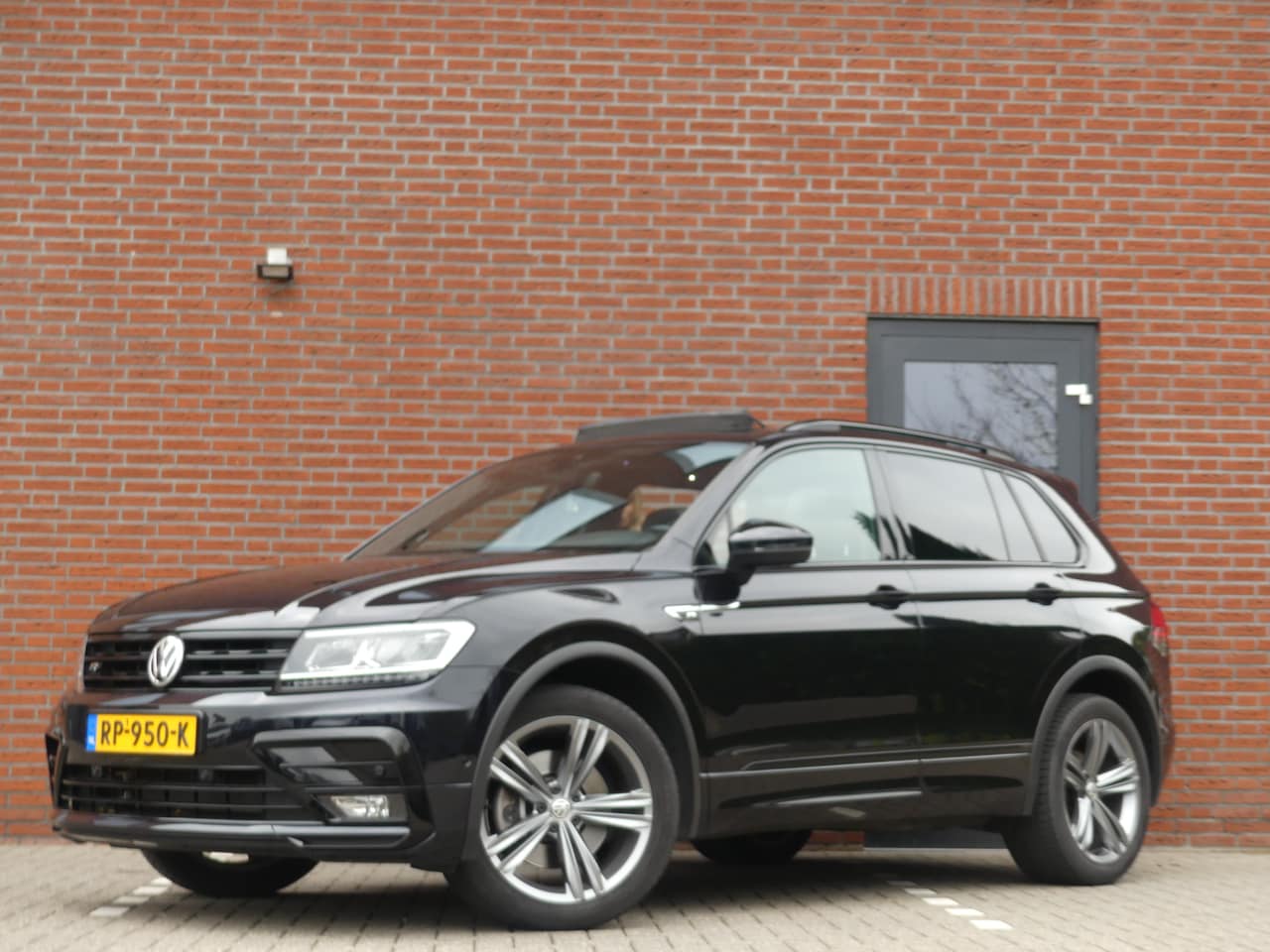 Volkswagen Tiguan - 2.0 TSI 220pk 4Motion 2 X R-Line / Black Edition - AutoWereld.nl