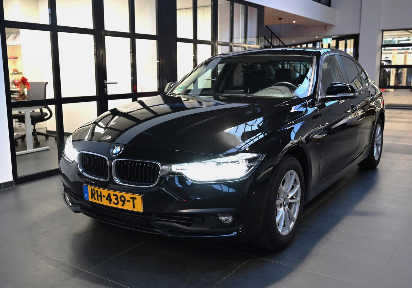 BMW 3-serie - 318i automaat Corporate Lease Executive *BTW auto* *KIWA/SCM gecertificeerd alarm* - AutoWereld.nl