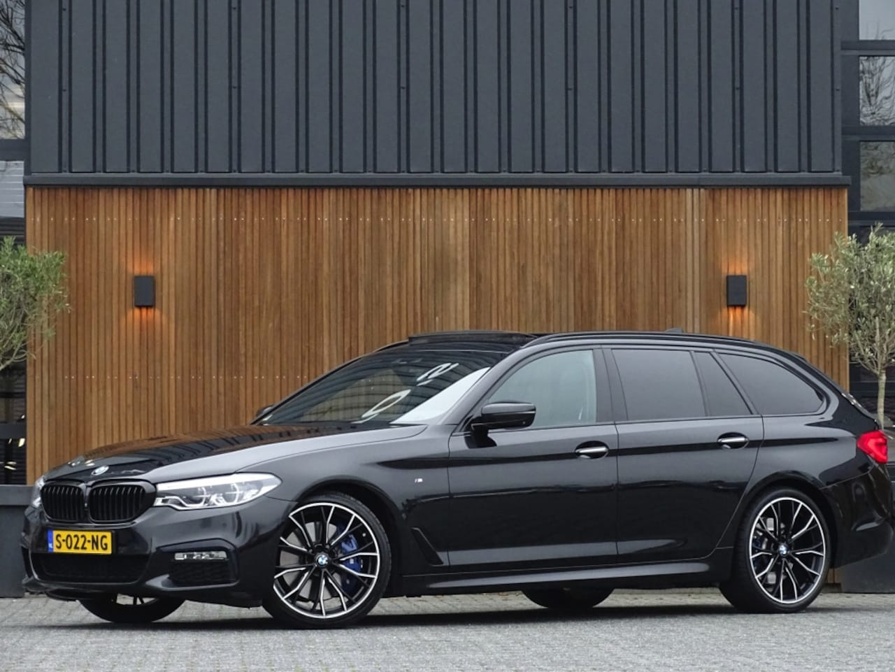 BMW 5-serie Touring - 540d 320PK / X-drive / Harman Kardon / M-Sport / LED - AutoWereld.nl