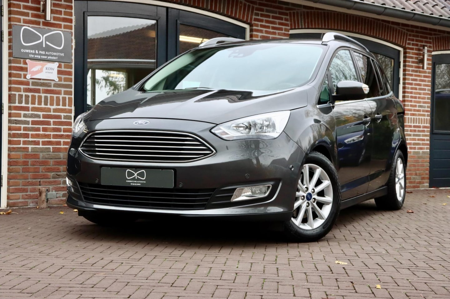 Ford Grand C-Max - 1.0 Titanium 7 Persoons | NIEUWE DISTRIBUTIE | NAVIGATIE | CARPLAY | CAMERA | HALF LEER - AutoWereld.nl