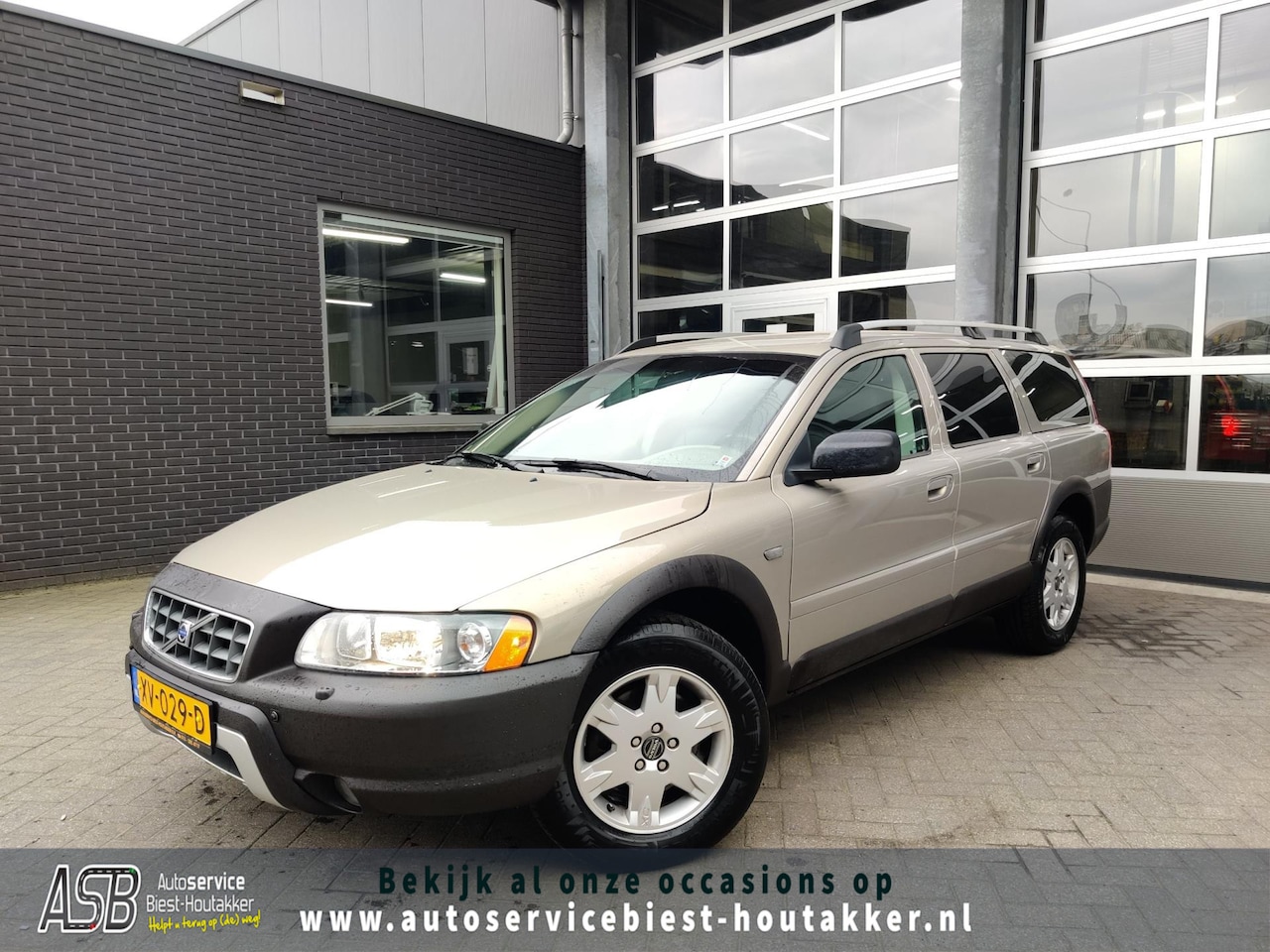 Volvo XC70 - 2.5 T | Automaat | Trekhaak | Cruise Control Airco | Leder | Stoelverwarming |DSTC | Onder - AutoWereld.nl