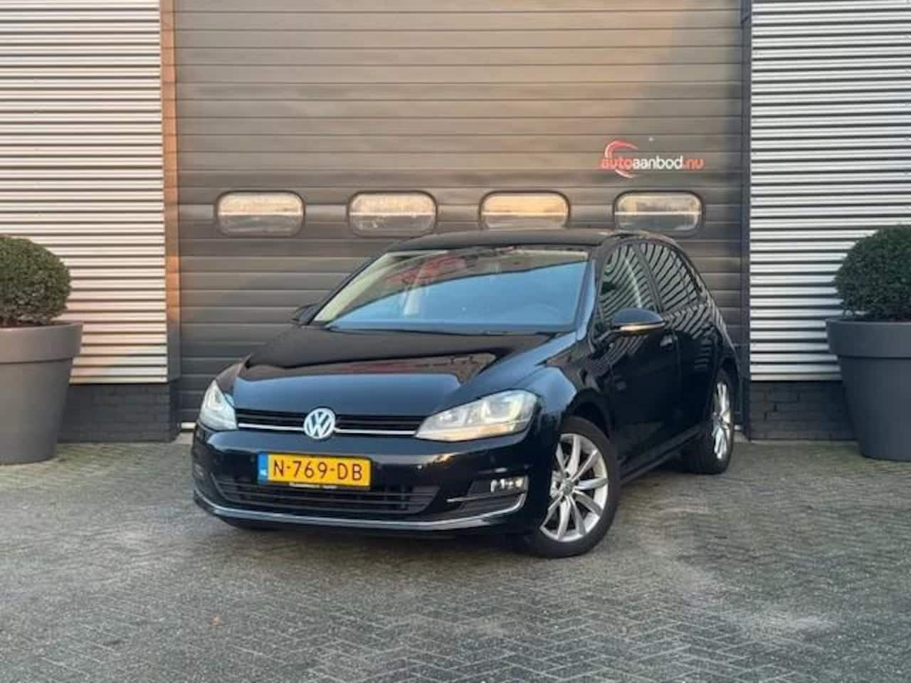 Volkswagen Golf - 1.4 TSI Highline | Navigatie | Parkeersensoren | Lichtmetalen Velgen | Stoelverwarming | - AutoWereld.nl