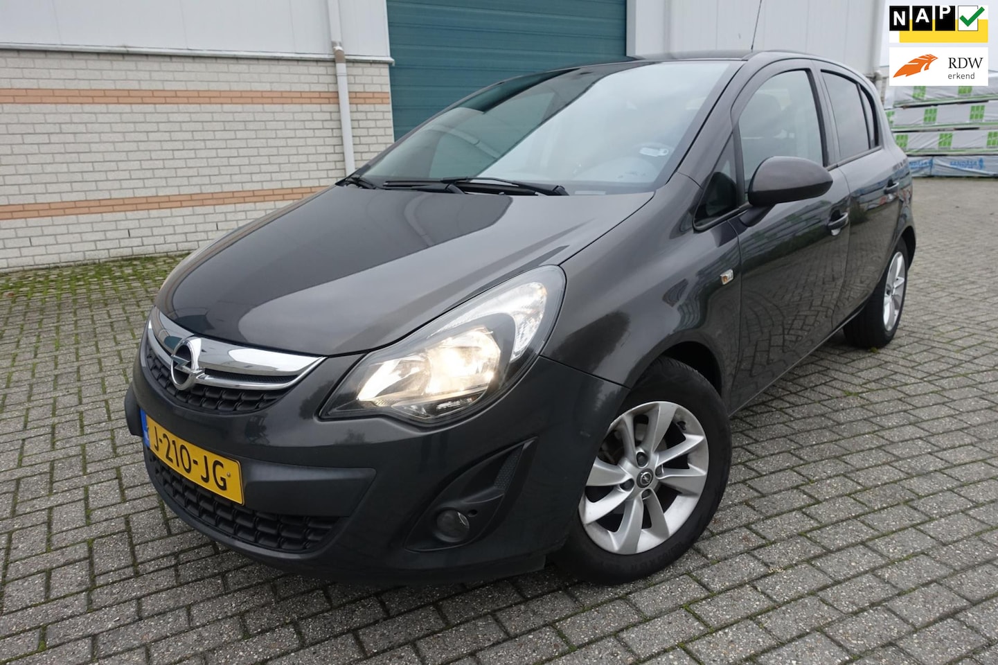 Opel Corsa - 1.2-16V Berlin - navi - 5 Drs - lm velgen - park. sensoren achter -1/2 lederen bekleding - AutoWereld.nl