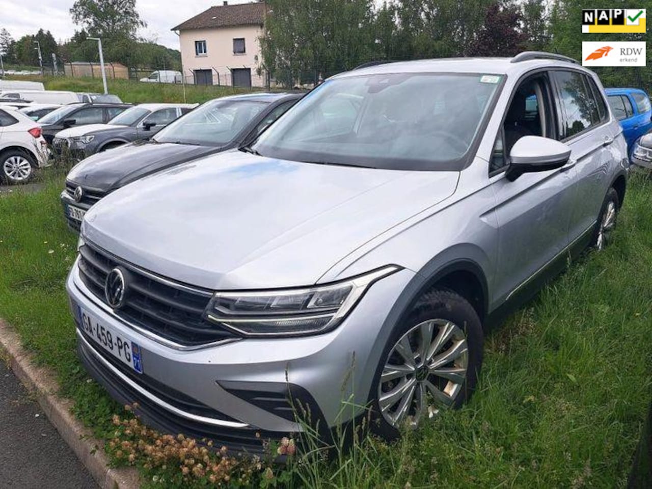 Volkswagen Tiguan - 2.0 TDI Life Business aut Key less Vertual elek achterklep dodehoek 100% Deal 1st eig - AutoWereld.nl