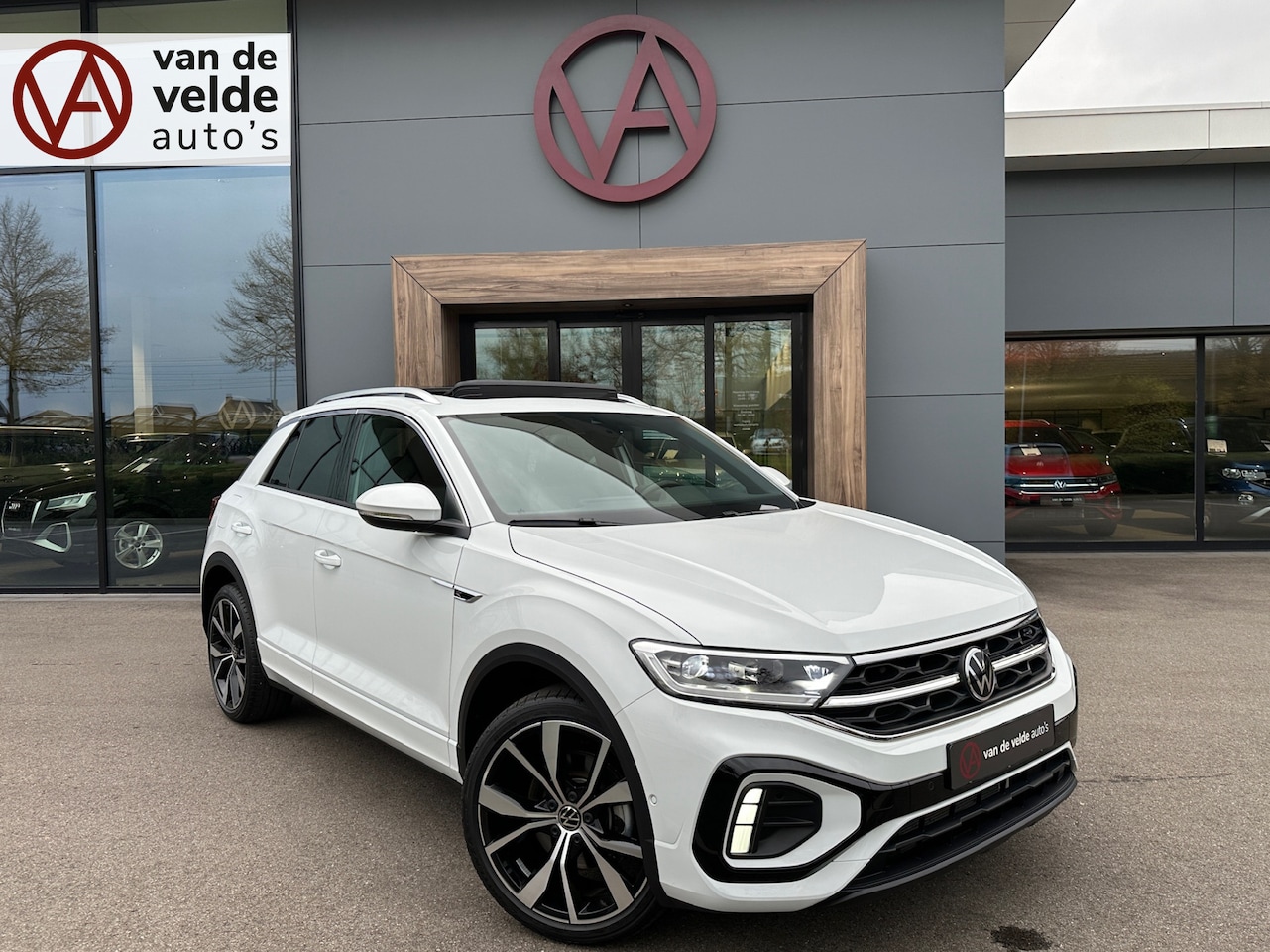 Volkswagen T-Roc - 1.5 TSI 150pk DSG R-Line | Panodak | 19 inch | Camera | Keyless | Dode hoek | Rijklaar inc - AutoWereld.nl