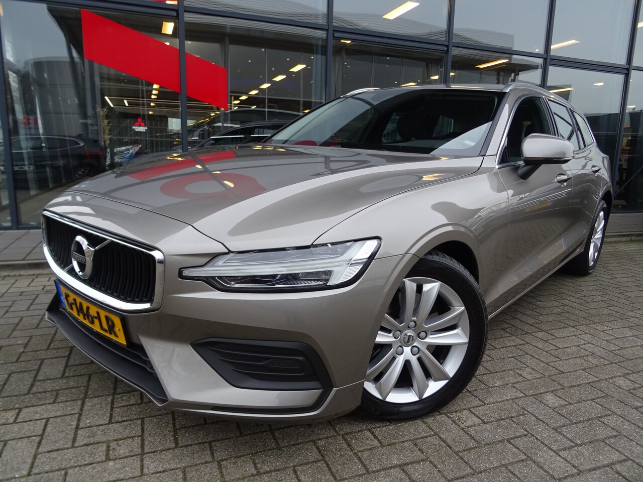 Volvo V60 - 2.0 D4 Momentum Pro AUTOMAAT 200 PK / NL AUTO / TREKHAAK / 2.000 KG TREKGEWICHT / NAVIGATI - AutoWereld.nl