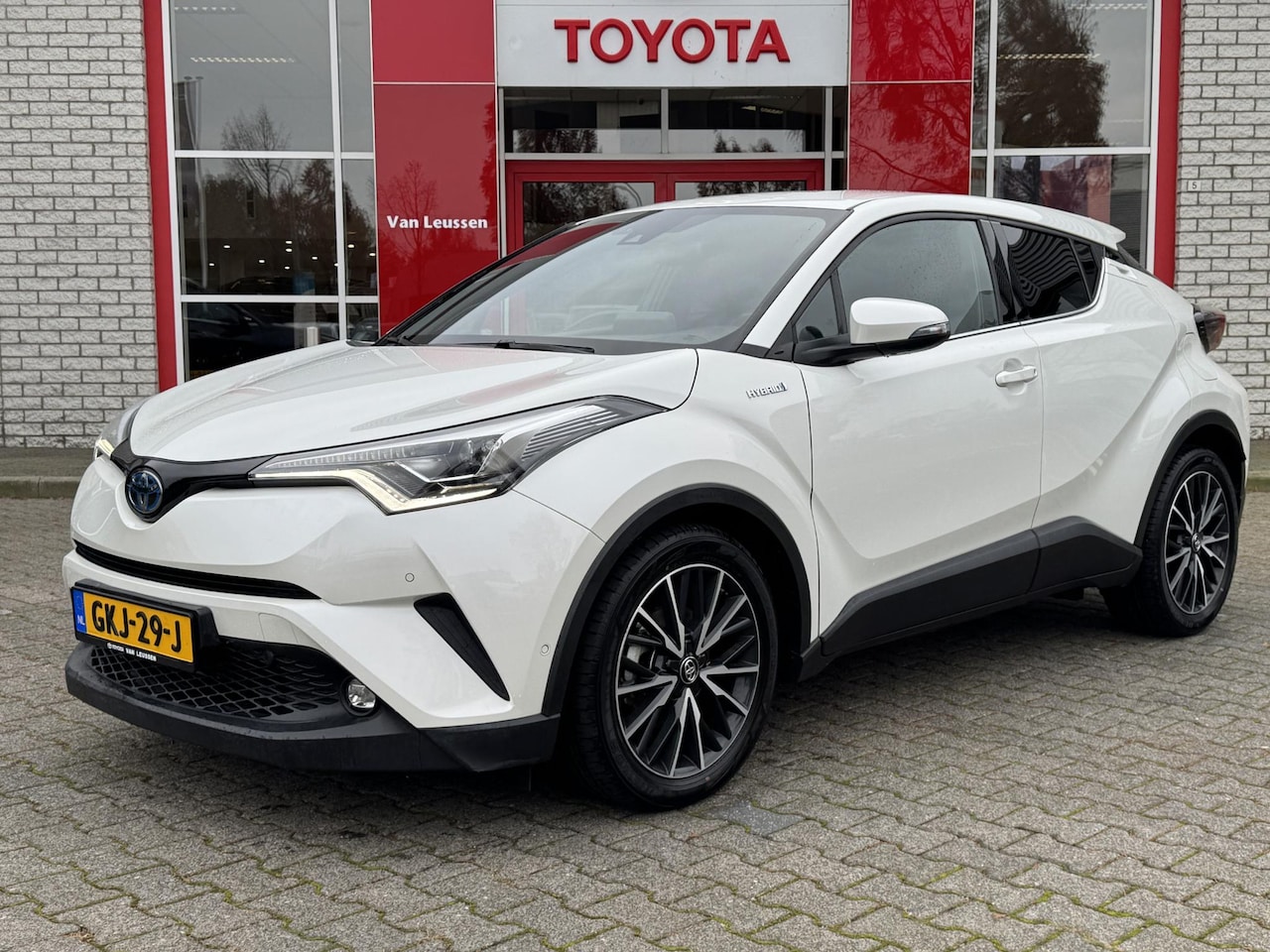 Toyota C-HR - 1.8 HYBRID EXECUTIVE NAVI JBL BLIND-SPOT HALF-LEDER STOELVERW PARK-SENSOREN AD-CRUISE KEYL - AutoWereld.nl