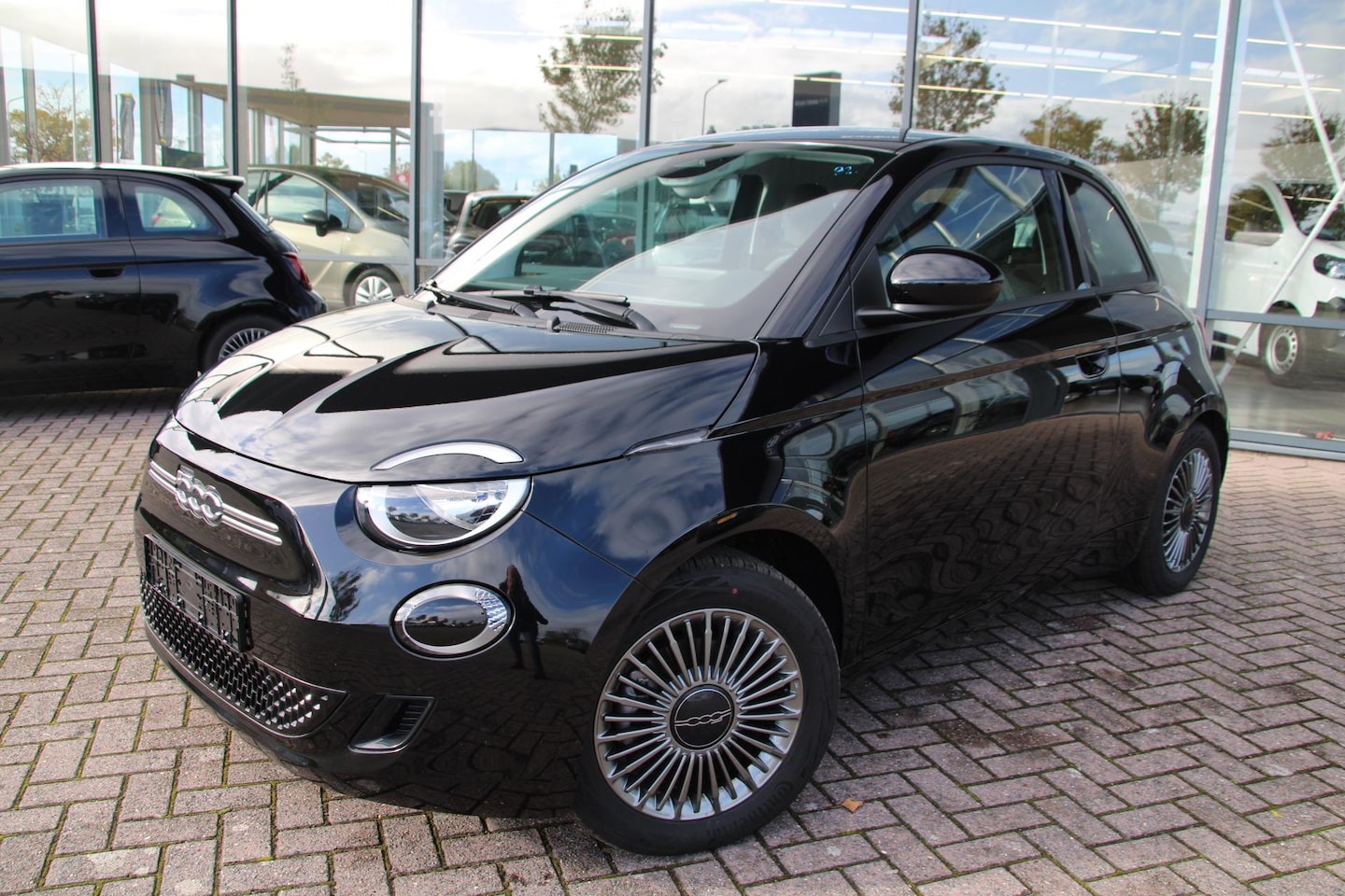 Fiat 500 - Icon 42 kWh €14.900 na aftrek subsidie Airco Navi Carplay BTW auto - AutoWereld.nl