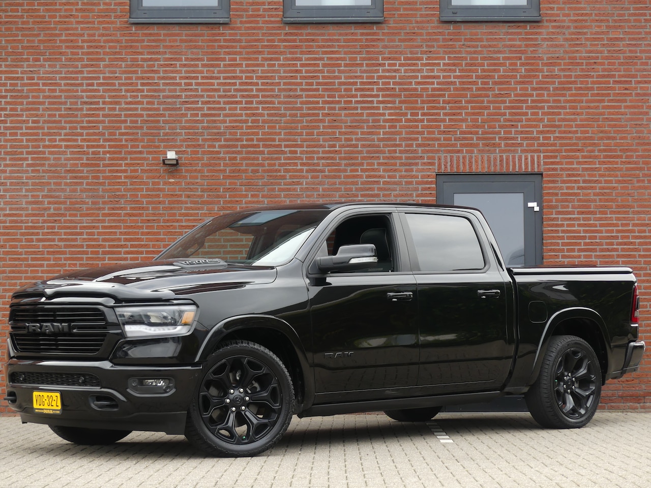 Dodge Ram 1500 - 5.7 V8 Laramie D/C Luchtvering/Panoramadak/LED - AutoWereld.nl