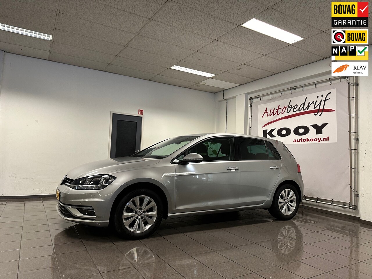 Volkswagen Golf - 1.0 TSI Comfortline * Carplay / Trekhaak / Parkeersensoren / NL Auto * - AutoWereld.nl