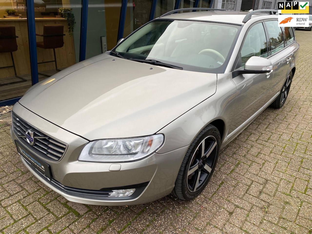 Volvo V70 - 2.5FT Momentum 200PK H.LEER / XENON / TREKHAAK - AutoWereld.nl