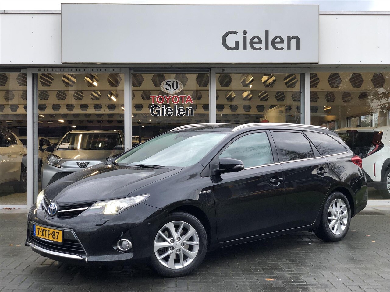 Toyota Auris - 1.8 Hybrid Lease Plus | Navigatie, Panoramadak, Keyless, Stoelverwarming, Parkeersensoren - AutoWereld.nl