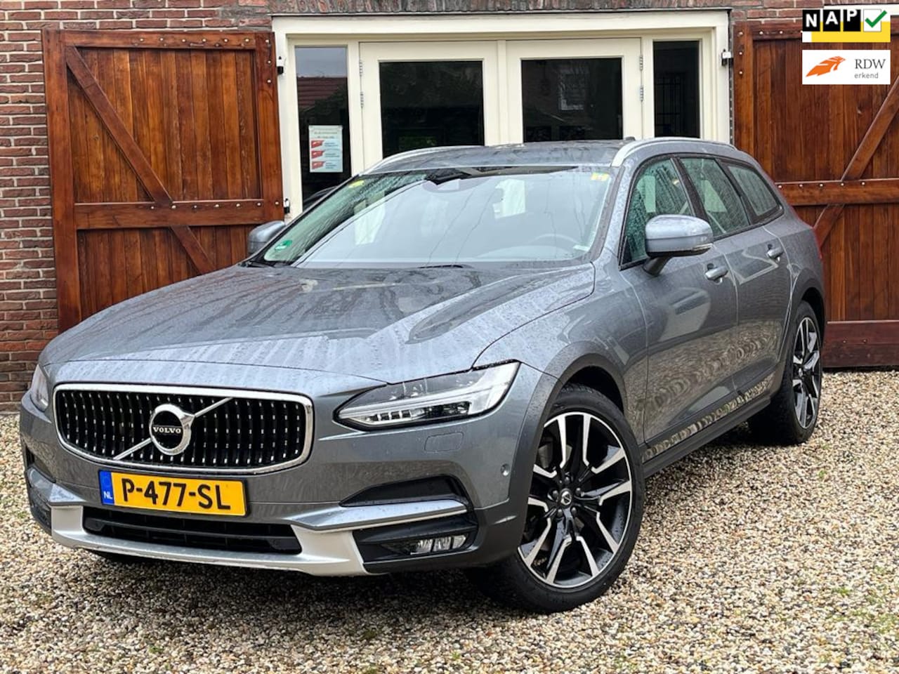 Volvo V90 Cross Country - 2.0 D4 met 20-inch, leder en trekhaak - AutoWereld.nl