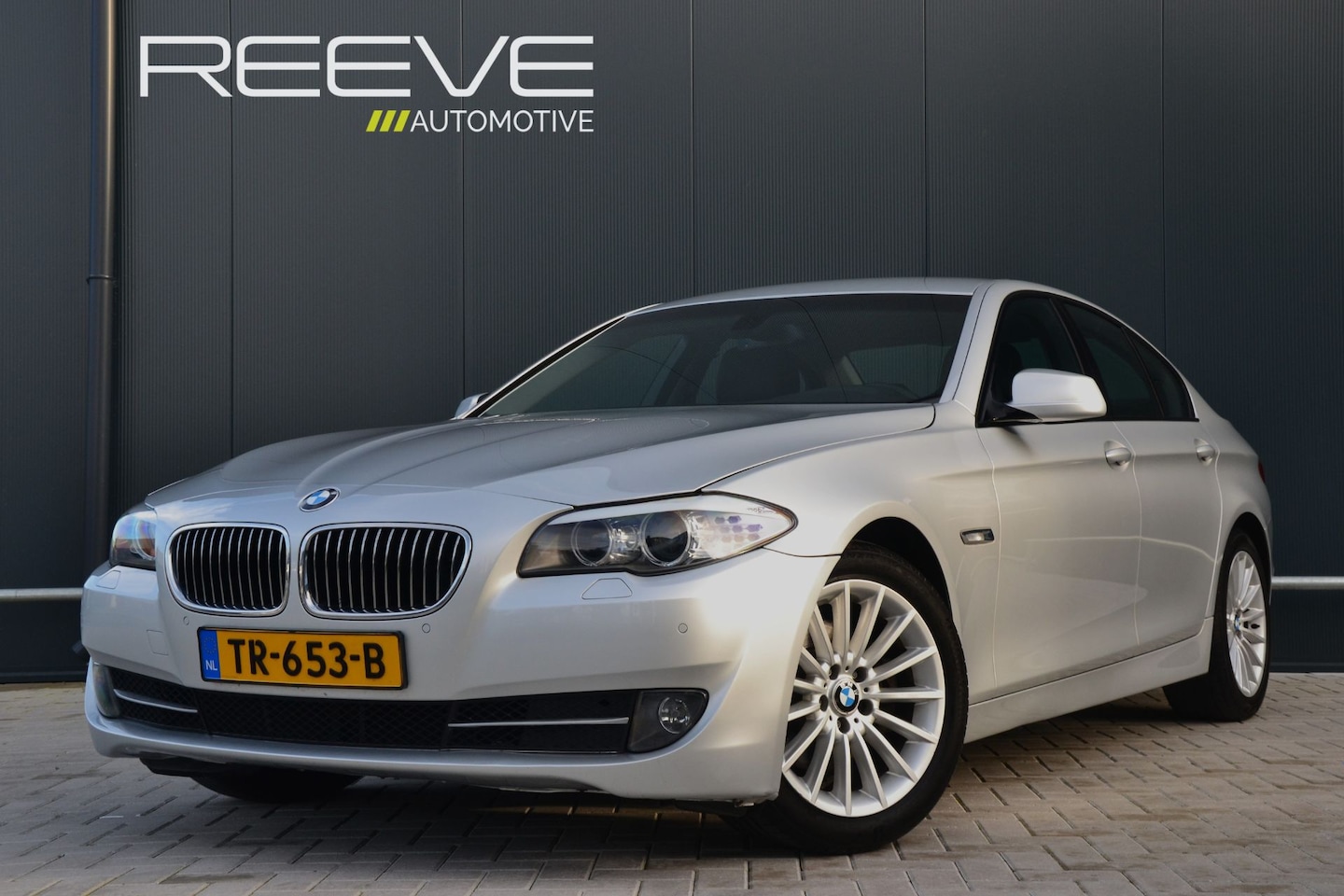 BMW 5-serie - 523i High Executive | Aut. | 204pk | 6-cil. | Nw. APK | Leer | Stoelverwarming | Trekhaak - AutoWereld.nl