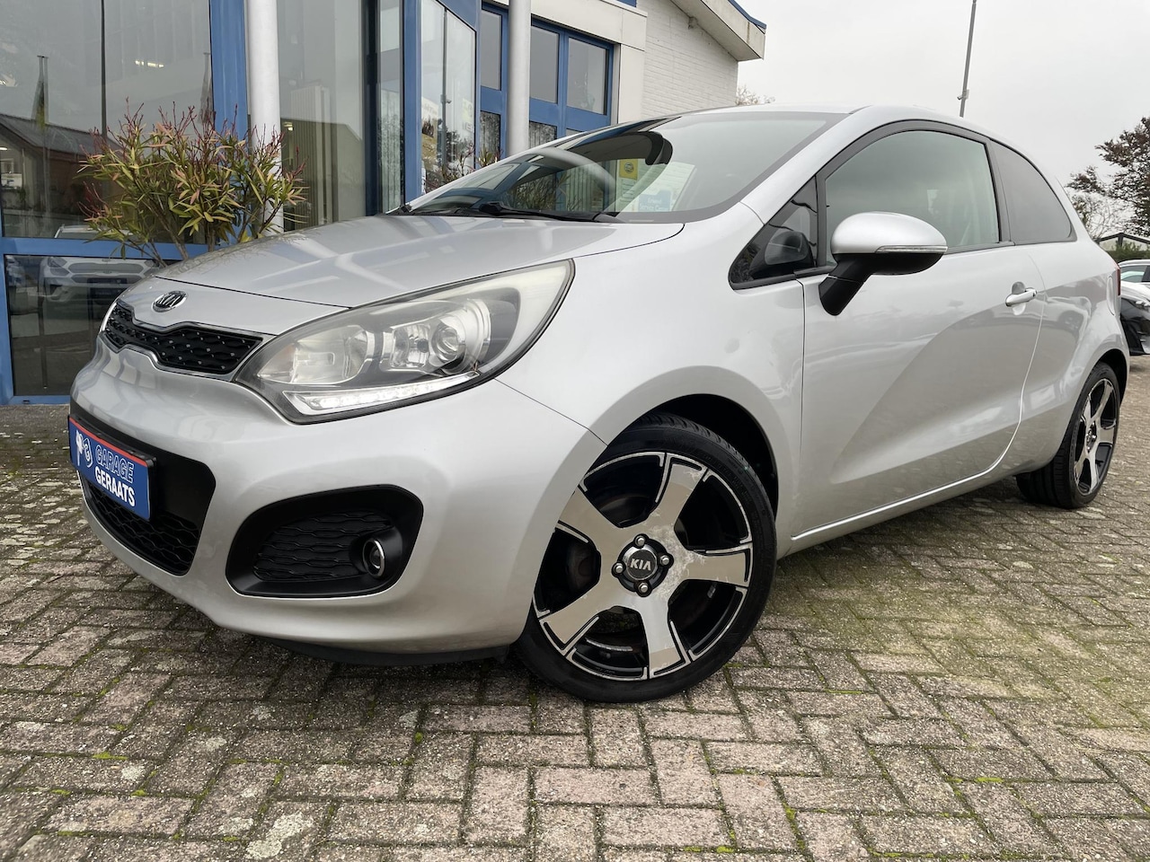 Kia Rio - 1.2 CVVT Super Pack | 17" LM-Velgen, Parkeersensoren, Licht en regen sensoren, Keyless go - AutoWereld.nl