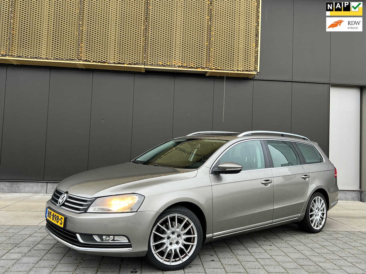 Volkswagen Passat Variant - 1.6 TDI Highl BlueM|Pano|Navi|Stoelver|Parksens|Leder|nwe apk - AutoWereld.nl