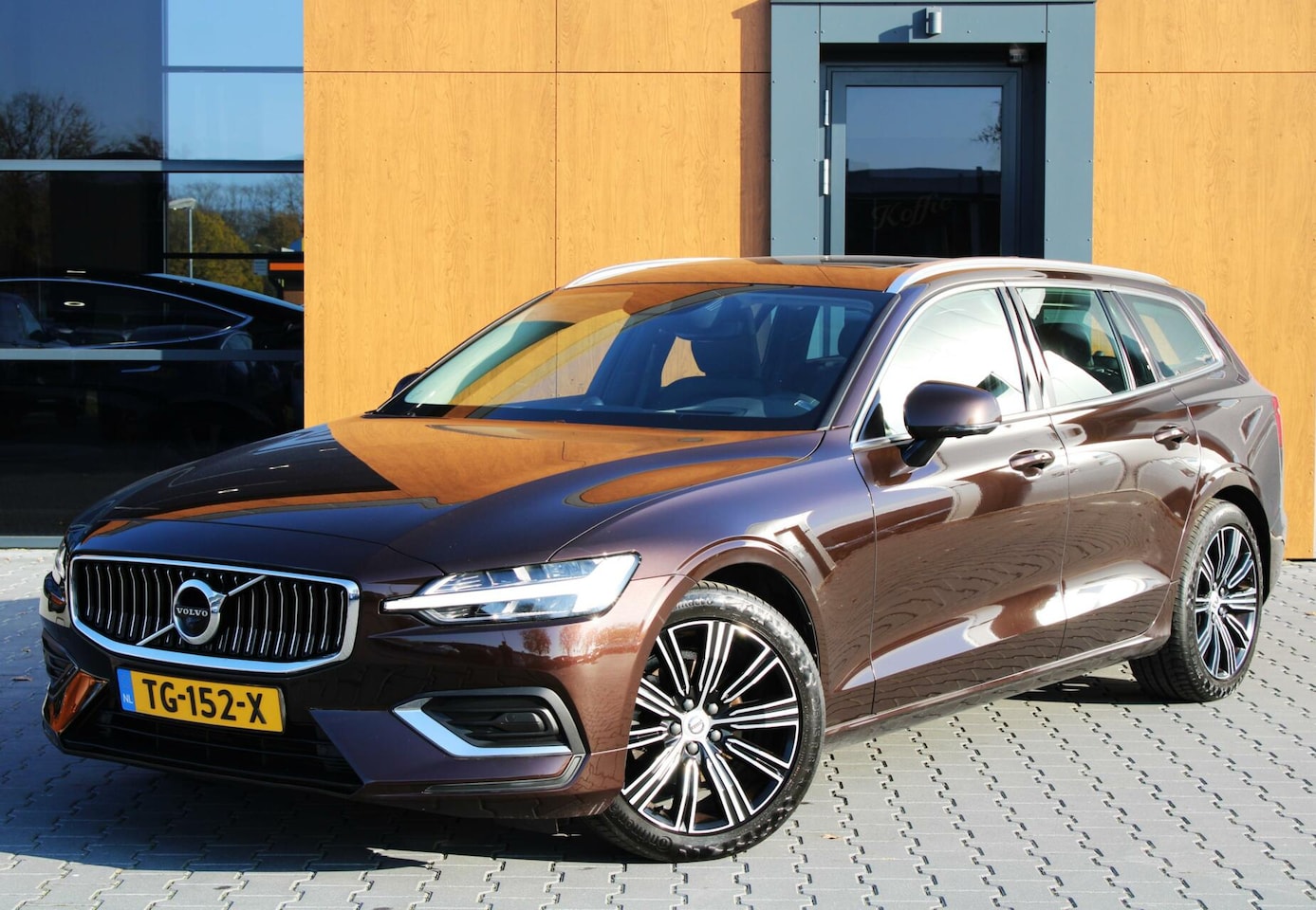 Volvo V60 - D4 Inscription | Pano | Bowers/Wilkins | Adaptive cruise - AutoWereld.nl