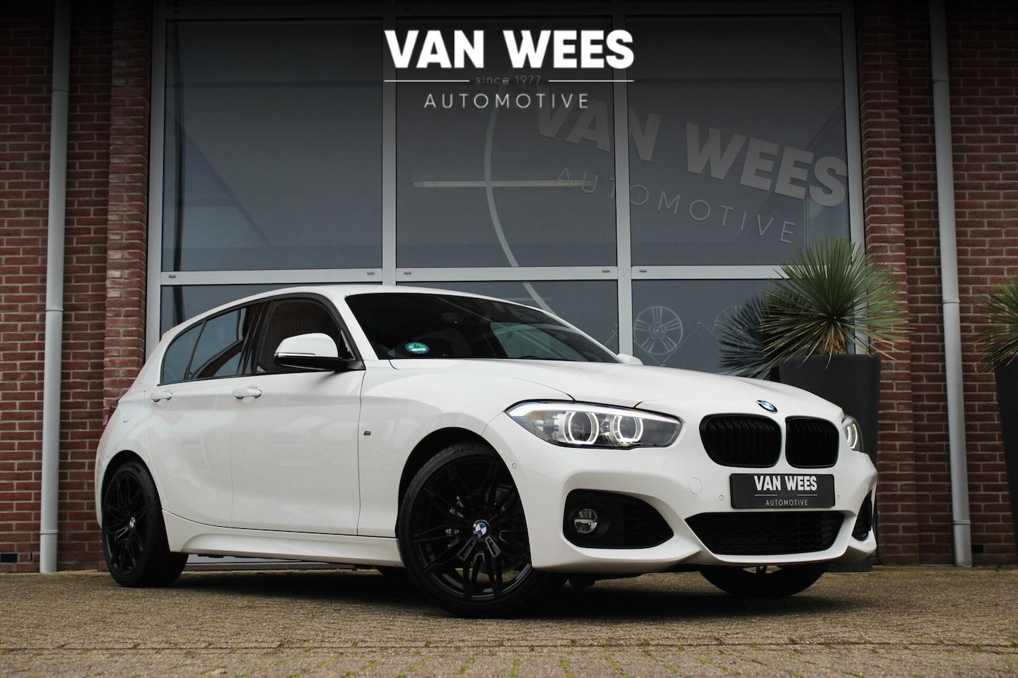 BMW 1-serie - 116i F20 Facelift High Executive M-sport | M-pakket | 2e eigenaar | LED | Camera | Leer | - AutoWereld.nl