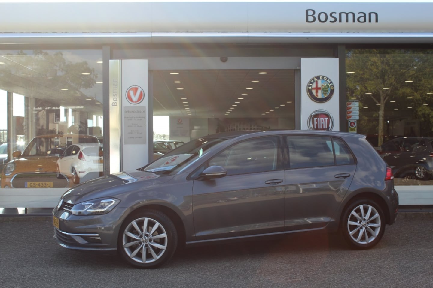 Volkswagen Golf - 1.5 TSI Highline/NAVIGATIE/STOELVERWARMING/PDC - AutoWereld.nl