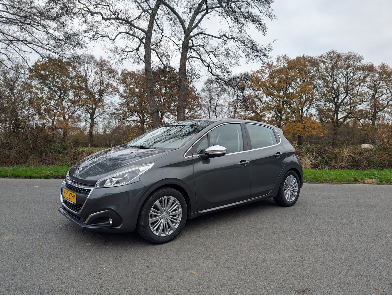 Peugeot 208 - 1.2 PureTech Allure lederen stuurwiel, cruise control, regensensor, automatische verlichting. - AutoWereld.nl