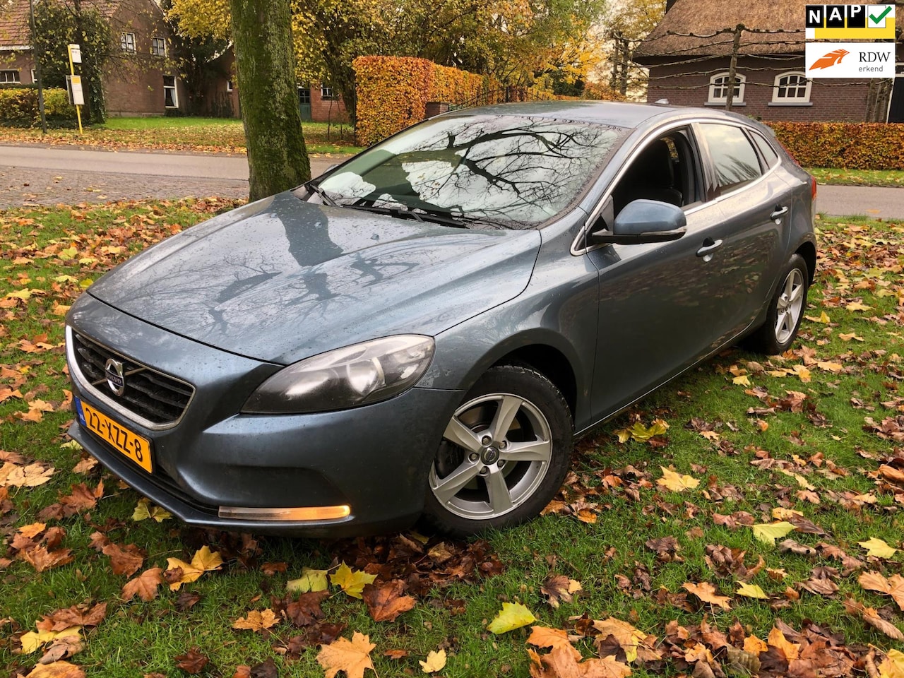 Volvo V40 - 1.6 T3 Momentum ORG NL/APK 9-5-2025/Dealeronderh. - AutoWereld.nl