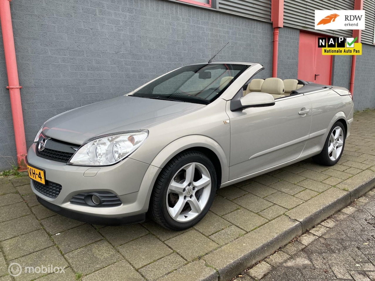 Opel Astra TwinTop - 1.8 Cosmo Cabrio 87000km nwstaat , uniek - AutoWereld.nl