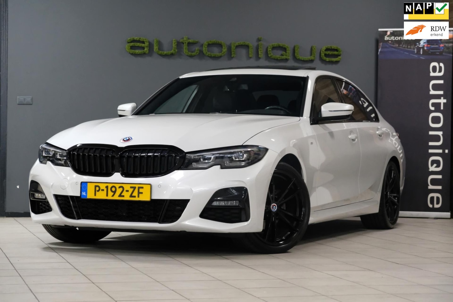 BMW 3-serie - 320i M-sportpakket**Schuifdak*Sportstoelen*LED*19 inch - AutoWereld.nl