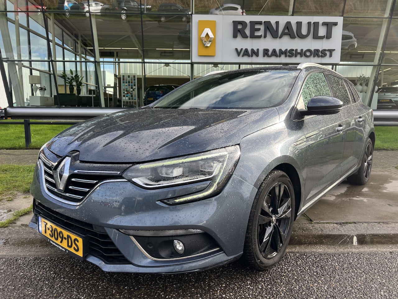 Renault Mégane Estate - 1.3 TCe Limited / Automaat / 140 PK / Camera / PDC V+A / Lane assist / Keyless entry / App - AutoWereld.nl