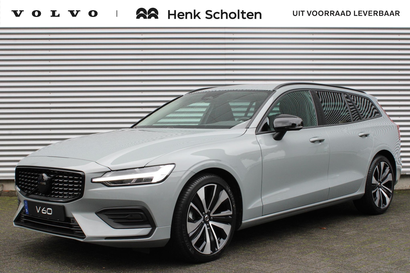 Volvo V60 - B4 Mild Hybrid AUT7 197PK Essential Edition, Sport Pack, Glossy Black Grille & Belettering - AutoWereld.nl