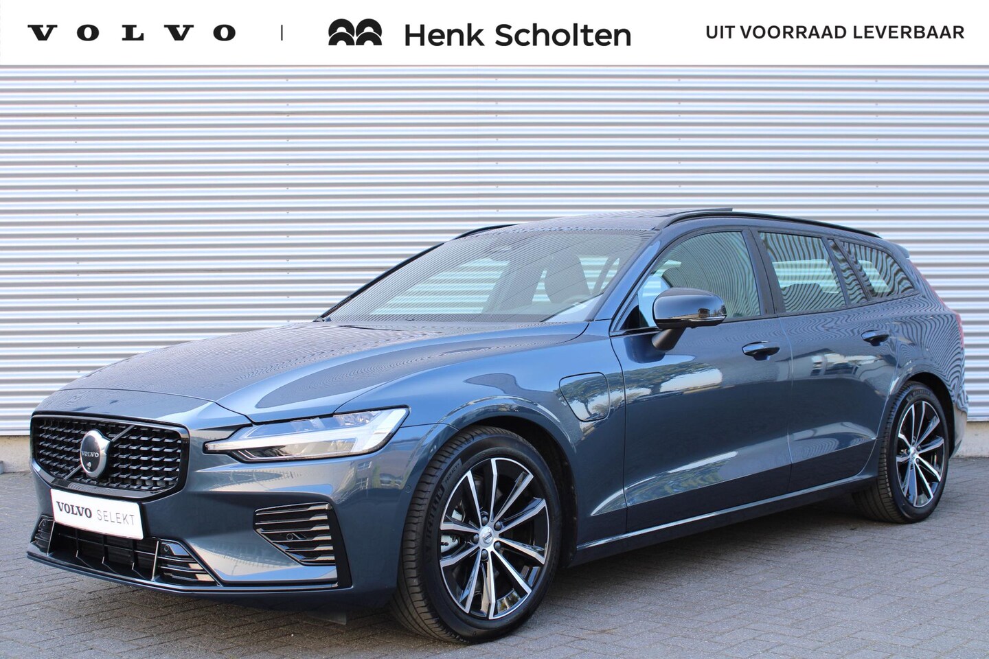 Volvo V60 - T6 Plug-in Hybrid AWD 350PK Plus Dark, Trekhaak Semi Elektrisch, Verwarmbare Vooruit, 360° - AutoWereld.nl