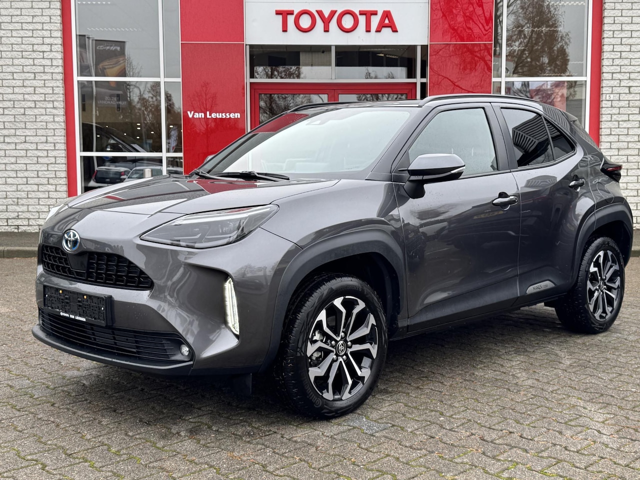 Toyota Yaris Cross - 1.5 HYBRID STYLE PANO-DAK STOEL/STUURVERW NAVI APPLE/ANDROID ELEK-ACHTERKLEP 17" LM-VELGEN - AutoWereld.nl