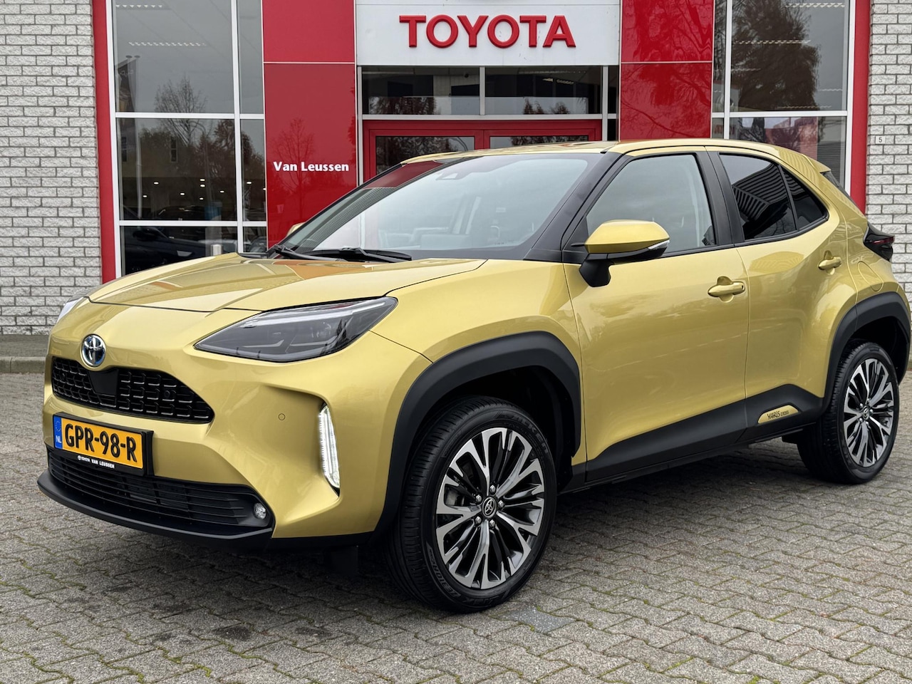 Toyota Yaris Cross - 1.5 HYBRID EXECUTIVE STOEL/STUURVERW PARKSENSOREN V+A BLIND-SPOT APPLE/ANDROID 18" LM-VELG - AutoWereld.nl