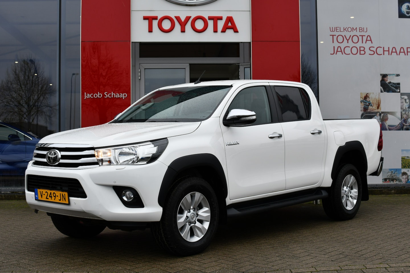 Toyota HiLux - 2.4 D-4D-F Double Cab Professional Automaat 150pk | Cruise Control | Navigatie | Airco | T - AutoWereld.nl