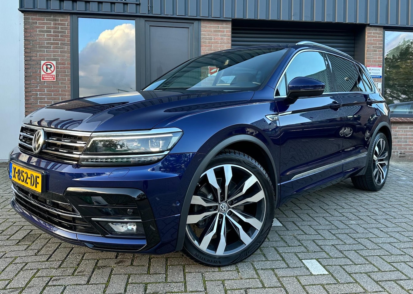 Volkswagen Tiguan - 2.0 TSI 180PK 4Motion R-LINE PANO | CAMERA | HUD - AutoWereld.nl