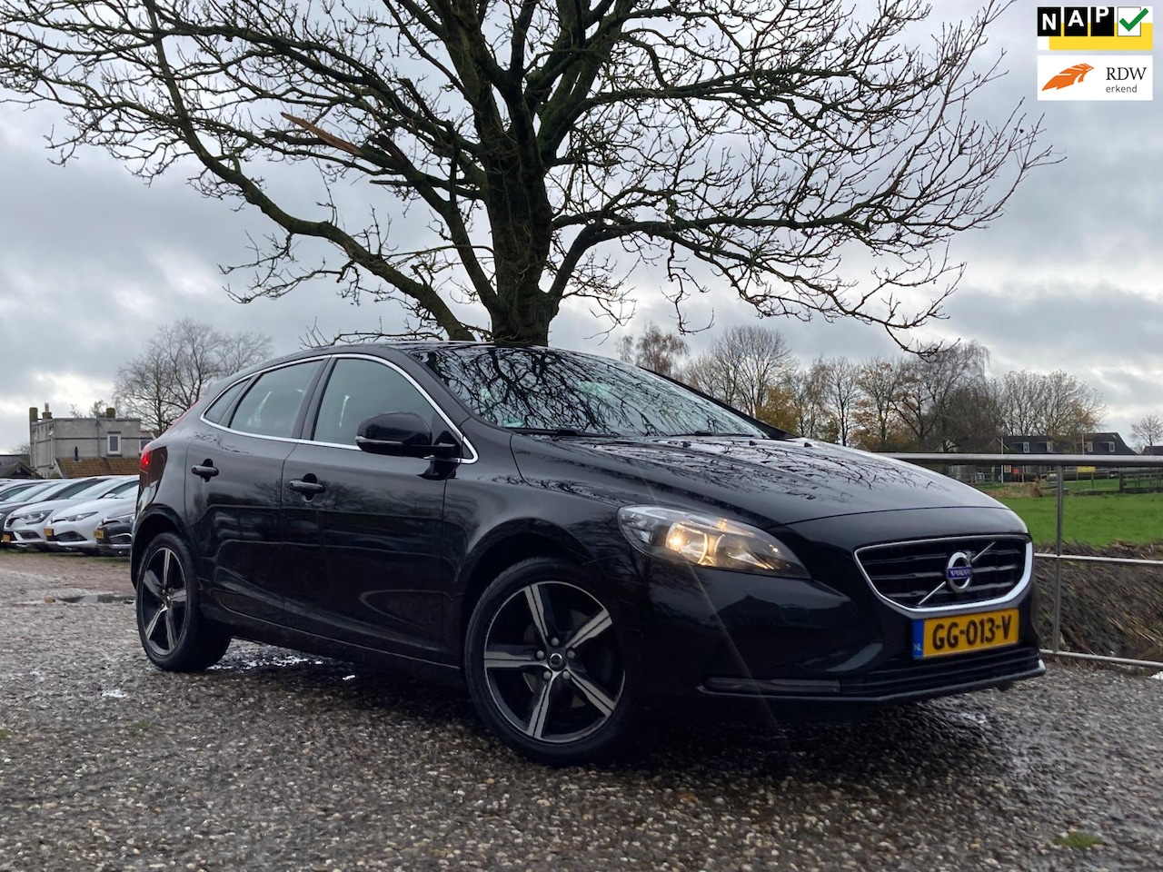 Volvo V40 - 1.6 T4 Momentum | Automaat + Cruise + Clima + Navi nu € 11.975,-!!! - AutoWereld.nl