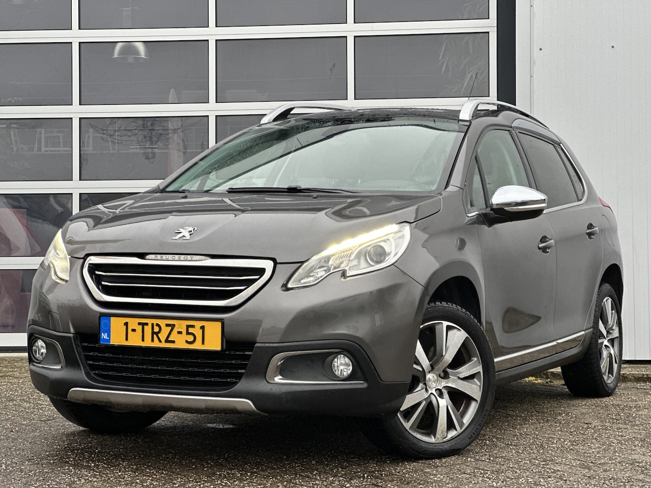 Peugeot 2008 - 1.6 VTi Féline 120pk | Panorama dak | Drive control | Lederen bekleding | Navigatie | Trek - AutoWereld.nl