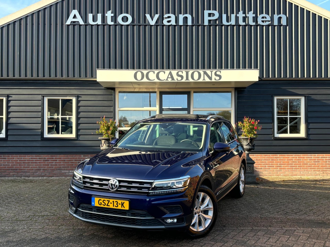 Volkswagen Tiguan - 1.5 TSI ACT Highline / Panoramadak / Digitaal dashboard / Navigatie / LED / Automaat / Stu - AutoWereld.nl