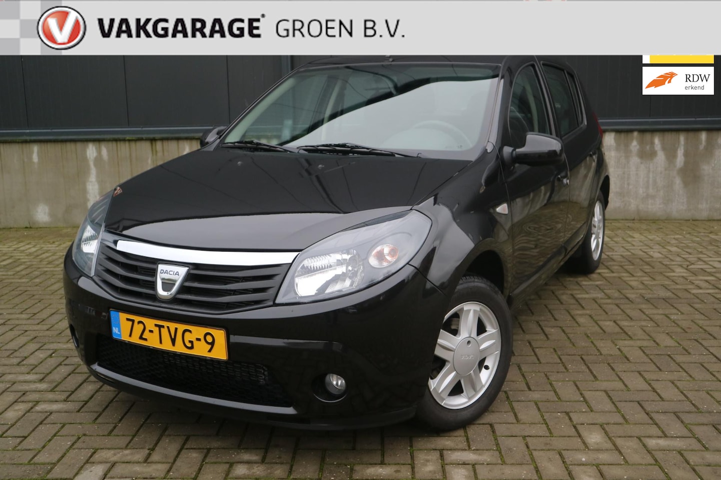 Dacia Sandero - 1.2 Blackline / airco / cruise / l.m. velgen / trekhaak / 1e eigenaar ! - AutoWereld.nl