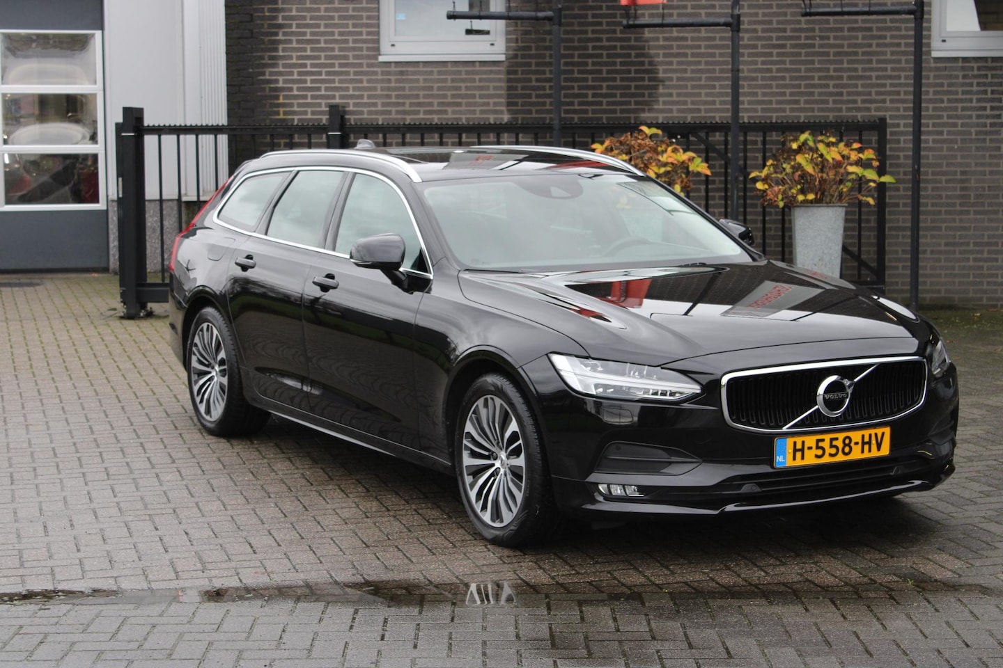 Volvo V90 - 2.0 T4 Momentum Pano/Leder/Adaptive/Dealer onderhoud - AutoWereld.nl