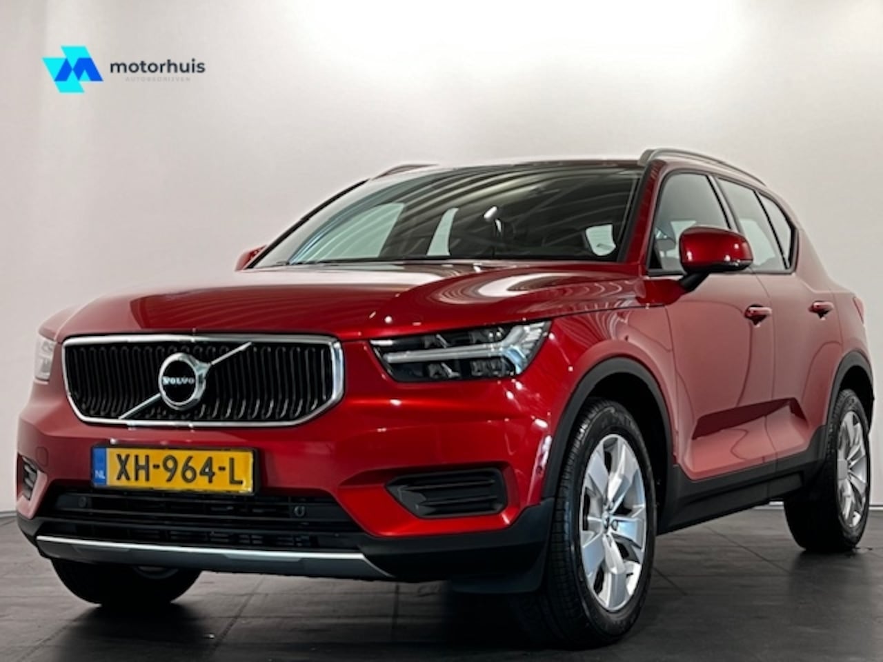 Volvo XC40 - T4 190PK Geartronic MOMENTUM | LEDER | NAVIGATIE | FULL LED | CAMERA | VIRTUAL - AutoWereld.nl