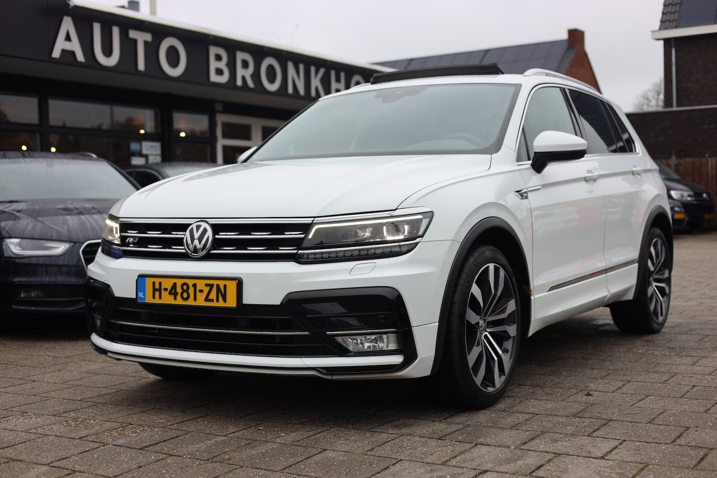 Volkswagen Tiguan - 2.0 TSI 4MOTION | DSG | R-LINE | PANO | LEDER - AutoWereld.nl