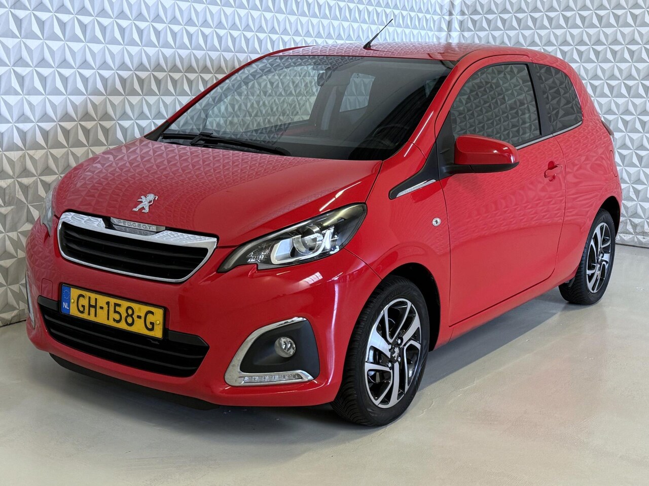 Peugeot 108 - 1.2 Puretech Allure Airco Cruise LEDER (2015) - AutoWereld.nl