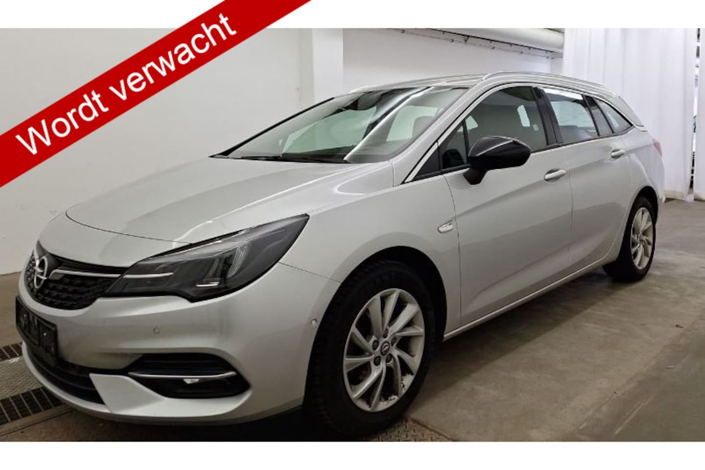 Opel Astra Sports Tourer - 1.2 110 pk Business Elegance Volautm. airco dual, cruise control, navigatie, telefoonvoorb - AutoWereld.nl