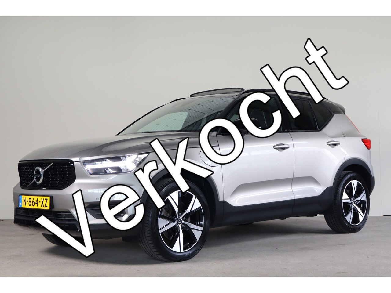 Volvo XC40 - 1.5 T4 Recharge R-Design NL-Auto!! Harman Kardon I Panoramadak I Mem.Seats - AutoWereld.nl