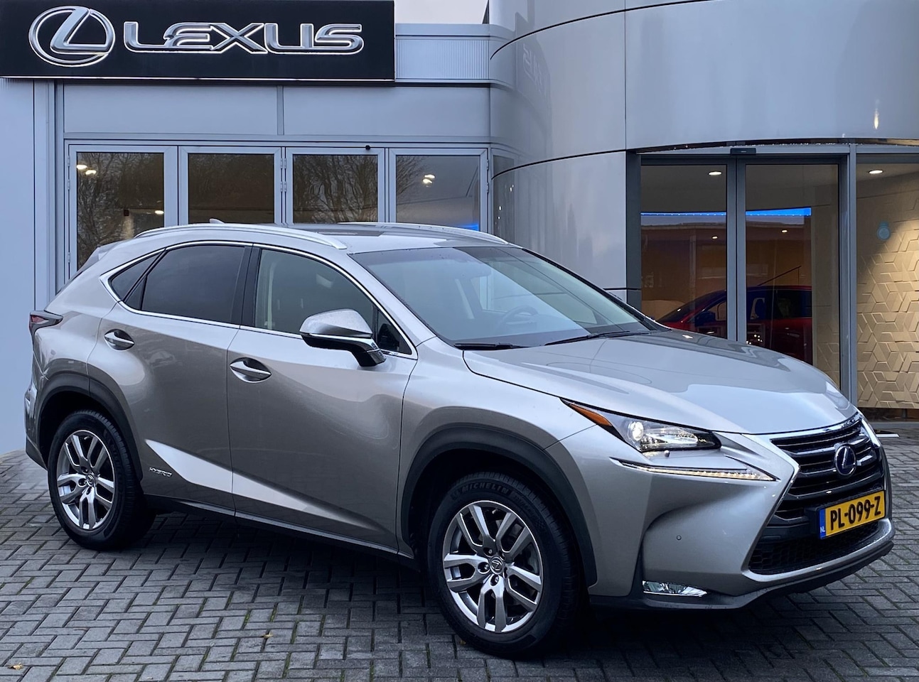 Lexus NX - 300h AWD Luxury Line NL-AUTO TREKHAAK AD-CRUISE EL-ACHTERKLEP NAVI STOELVERW - AutoWereld.nl